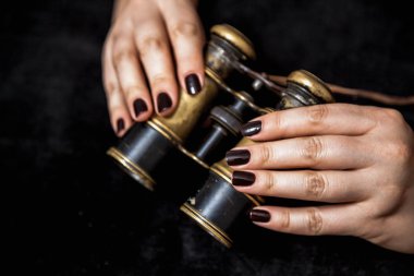 Dürbün ve bir kadın. Güzel kadın manikür ile vintage metal dürbün-Tamam