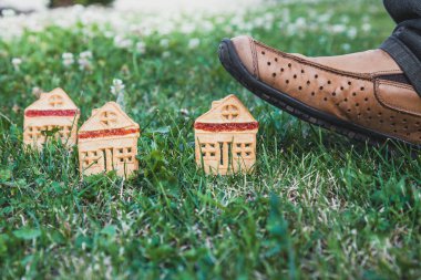 inanılmaz şirin bir evi. Küçük bir ev şeklinde üç çerezleri üzerinde yeşil çayır yakın dur. Şoförünün üzerinde büyük bir dev önyükleme