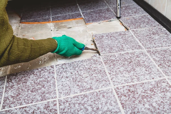Dismantling Tile Hands Green Working Gloves Undermine Broken Tile Chisel — Stock Photo, Image