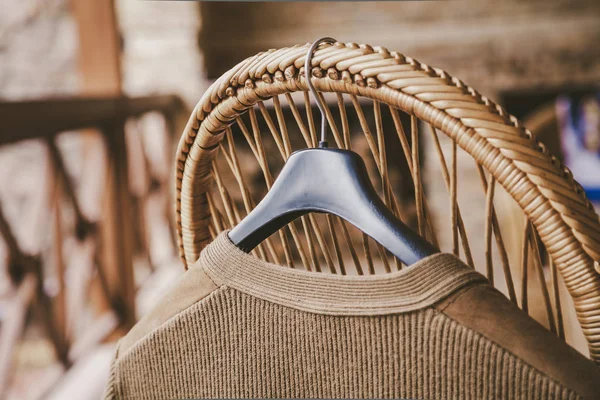 Herbstgeschichten Eine Strickjacke Aus Wolle Hängt Einem Kleiderbügel Auf Der — Stockfoto