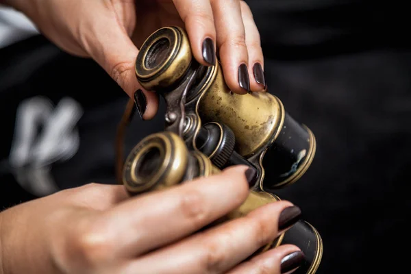 Binóculos Uma Mulher Belas Mãos Femininas Com Manicure Segurar Metal — Fotografia de Stock