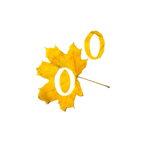 秋天的数字 数字0是从一个美丽的黄色枫叶在白色背景雕刻 在工作表上 信函的字母模式 — 图库照片