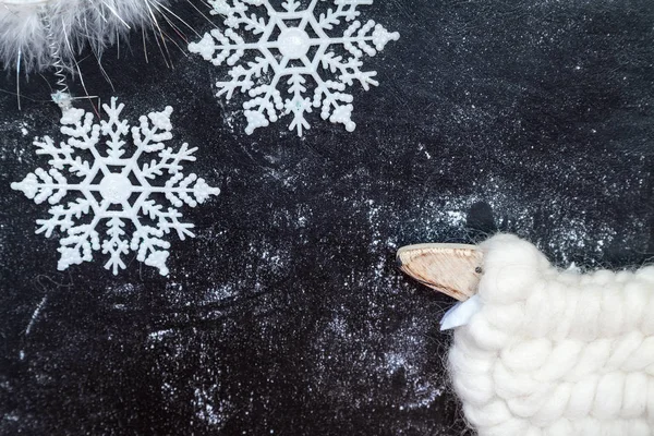 História Natal Com Cordeiro Cordeiro Brinquedo Natural Dois Flocos Neve — Fotografia de Stock