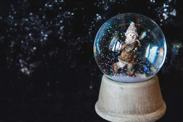 Lembrança Natal Uma Bola Vidro Fundo Escuro Nevado Dentro Bola — Fotografia de Stock