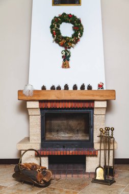 Modern şömine bir Noel çelenk ve Noel Baba heykeli ile dekore edilmiştir. Şömine önce işte sahte bir drovnitsa ve pirinç araç kümesi