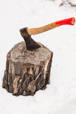 balta bir kış da beyaz kar üzerinde bir güdük ortaya sopalarla