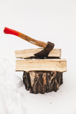 Yakacak odun kışın Gaze. Baltayı saçılmış bir oturum açma beyaz açık sno güdük ortaya sopalarla