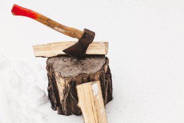 Yakacak odun kışın Gaze. Baltayı bir güdük yakındaki bir bölünmüş oturum içinde çıkmış. Ikinci sno içinde günlük çıkmış