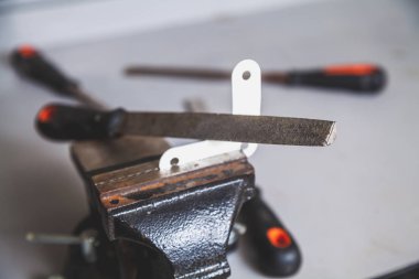 Metal düz köşe üç delik tezgah vida ile sabittir. Üst düz bir dosyadır. Abov görüntülemek