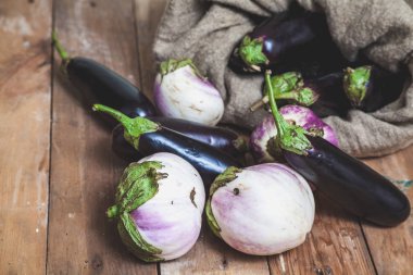 rendelenmiş kurullarında mavi patlıcan yalanlarla tuval çanta. Yakındaki yalan ışık Lila patlıcan bumb
