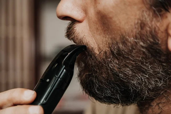 Haircut Beard Trimmer Man Cuts His Mustache Machin — Stock Photo, Image