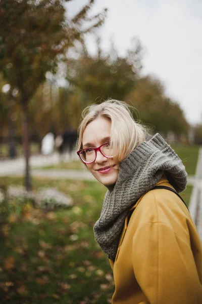 Retrato Uma Jovem Mulher Óculos Com Longos Cabelos Loiros Casaco — Fotografia de Stock
