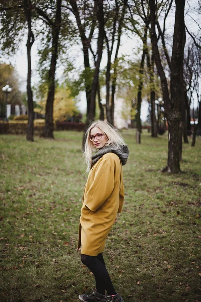 Belle Blonde Lunettes Promenant Dans Parc Automne Sur Son Cacao — Photo