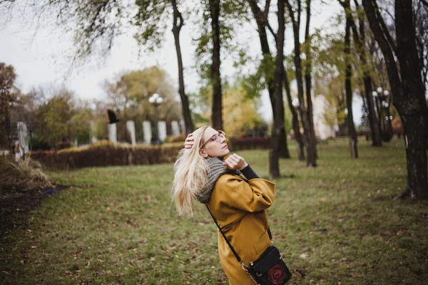 Beautiful Blonde Glasses Walking Autumn Park Her Bright Yellow Fashion — Stock Photo, Image