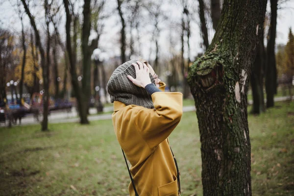 Vacker Blondin Glasögon Och Promenader Park Hösten Hennes Ljusa Gula — Stockfoto