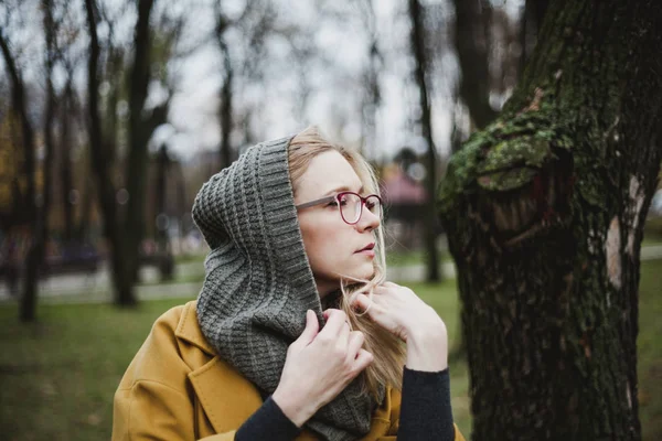 Retrato Uma Jovem Mulher Óculos Com Longos Cabelos Loiros Casaco — Fotografia de Stock