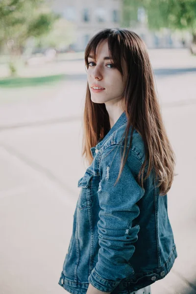 Jeune Étudiant Mignon Avec Les Cheveux Longs Dans Une Veste — Photo