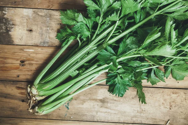 Dois Cachos Aipo Verde Odorífera Mentira Velho Tábua Madeira Aplainada — Fotografia de Stock