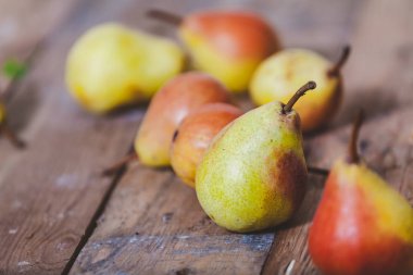 olgun armut yalan eski rendelenmiş ahşap tahta üzerinde grup
