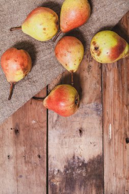 Armut ile natürmort. bir grup olgun armut yalan eski rendelenmiş ahşap tahta üzerinde çul üzerinde