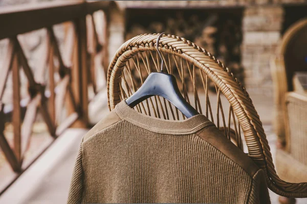 Herbstgeschichten Eine Strickjacke Aus Wolle Hängt Einem Kleiderbügel Auf Der — Stockfoto