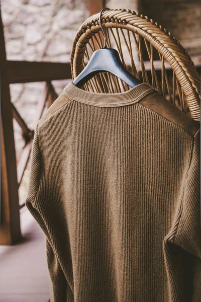 Herbstgeschichten Eine Strickjacke Aus Wolle Hängt Einem Kleiderbügel Auf Der — Stockfoto