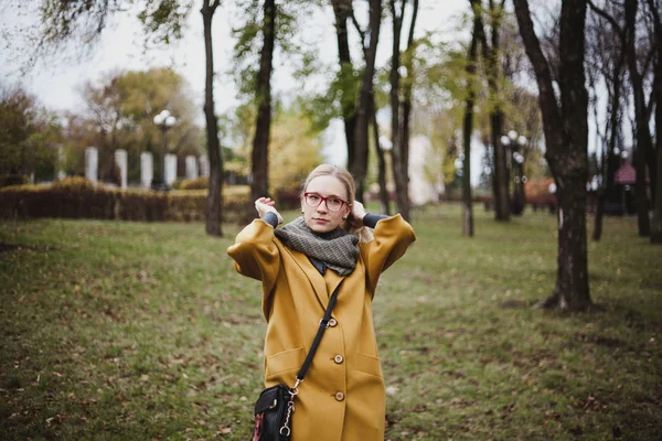 Hermosa Rubia Gafas Caminando Parque Otoño Coa Moda Color Amarillo — Foto de Stock