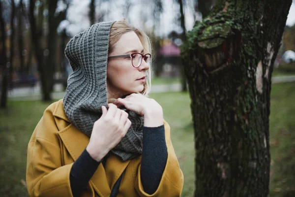 Retrato Una Joven Gafas Con Pelo Largo Rubio Abrigo Amarillo — Foto de Stock