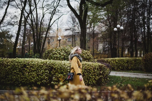 Krásná Blondýnka Brýlemi Procházky Mezi Ostříhané Keře Podzimním Parku Její — Stock fotografie