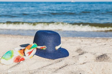 Dalgalar deniz zemin karşı kum üzerinde parlak bir şerit ile yeni şık plaj şapka