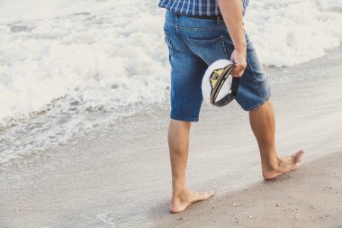 Şort yaz akşam deniz kumsalda yürüyen adam