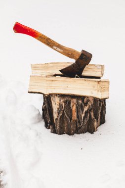 Yakacak odun kışın Gaze. Baltayı saçılmış bir oturum açma beyaz açık sno güdük ortaya sopalarla