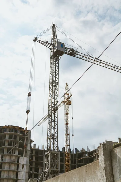 Dos Grúas Torre Elevación Construcción Una Casa Varios Pisos Sobre —  Fotos de Stock