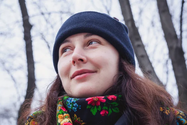 Ritratto Una Bella Ragazza Con Lunghi Capelli Rossi Una Sciarpa — Foto Stock