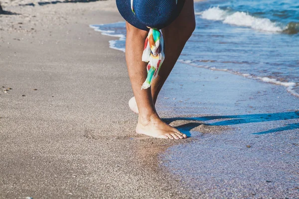 Женские Ноги Волнах Моря Шляпа Летнем Солнечном Пляже — стоковое фото