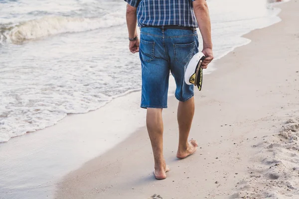 Man Shorts Walking Sea Beach Summer Evening — Stock Photo, Image