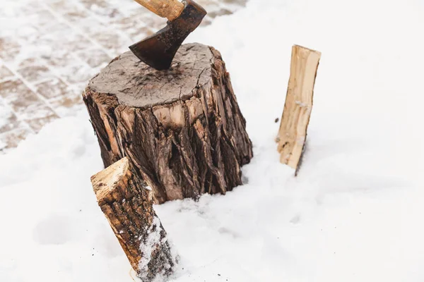 Odun kış aylarında hasat. Baltayı kütük üstünde beyaz kar içinde yapışır. Sno split günlük iki yarısı uzat