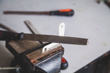 Metal düz köşe üç delik tezgah vida ile sabittir. Üst düz bir dosyadır. Abov görüntülemek