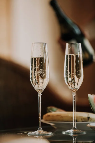 Due Bellissimi Bicchieri Eleganti Con Champagne Sono Sul Tavolo Sul — Foto Stock