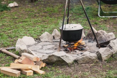 Glade ile yuvarlak bir taş platform bir ateş için donatılmıştır. Melon tezgaha ağırlığındadır. Bir balta ve odun yakın