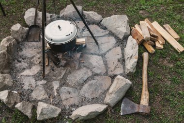 Glade ile yuvarlak bir taş platform bir ateş için donatılmıştır. Melon tezgaha ağırlığındadır. Bir balta ve odun yakın
