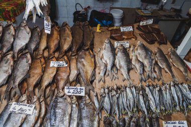 Pazarda balık serisi. Farklı cinsten kurumuş balık sürüleri tezgahın üzerinde duruyor.