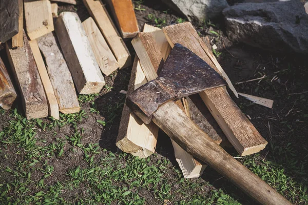 Grote Ligt Een Stapel Platte Brandhout Een Zonnige Zomer — Stockfoto