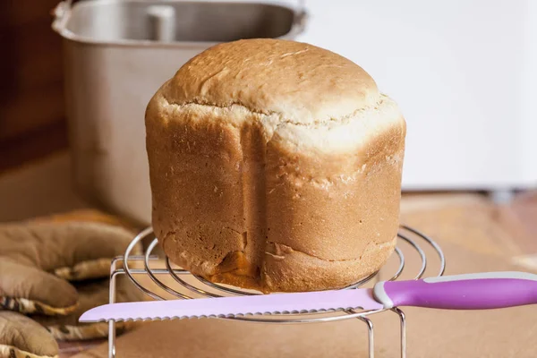 Laib Frisches Brot Steht Auf Einem Runden Metallständer Auf Der — Stockfoto