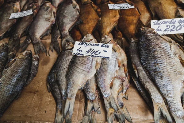 Serie Peces Bazar Filas Pescado Seco Diferentes Razas —  Fotos de Stock