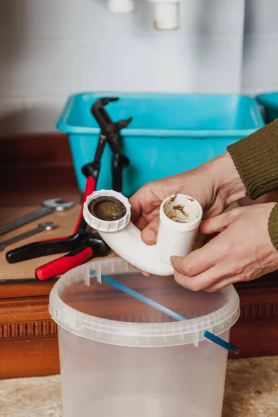 Reparatie Van Keuken Noodoverlaat Handen Houden Onderkant Van Plastic Sifon — Stockfoto