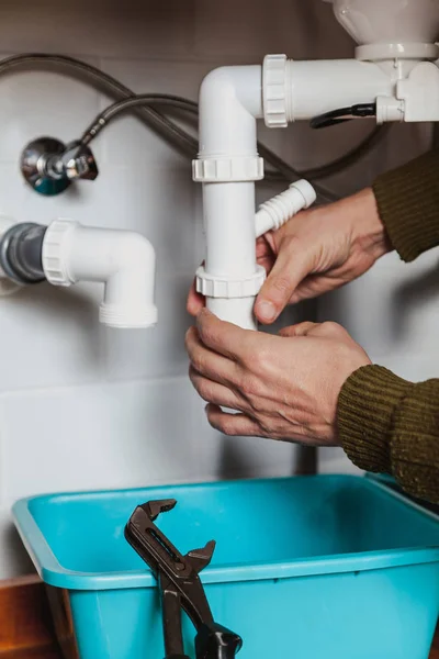 Χέρια Των Υδραυλικών Αποσυναρμολογούν Σύστημα Του Υδραυλικού Παραθύρου Της Κουζίνας — Φωτογραφία Αρχείου