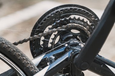 Uzun bir süre için kullanılmamış. Yoğun bir web modern bir bicycl Dişli ve zincir iletim bulunur