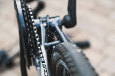 Uzun bir süre için kullanılmamış. Yoğun bir web modern bir bicycl Dişli ve zincir iletim bulunur