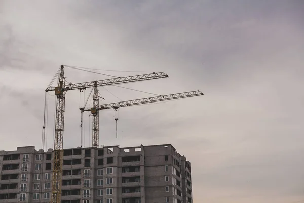 Perfectionisme Bouwplaats Twee Gele Kranen Bouwen Een Hoog Meerdere Verdiepingen — Stockfoto